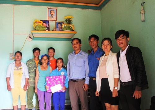Đồng chí Xiêng Thanh Phúc - Phó Bí thư Tỉnh Đoàn thăm gia đình bà Y Xới, xã Đăk Dục, huyện Ngọc Hồi